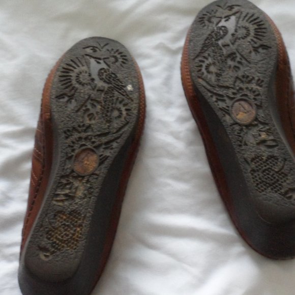 CLARKS BROWN MULE/CLOG SIZE 7 ARTESIAN COLLECTION - Picture 2 of 2